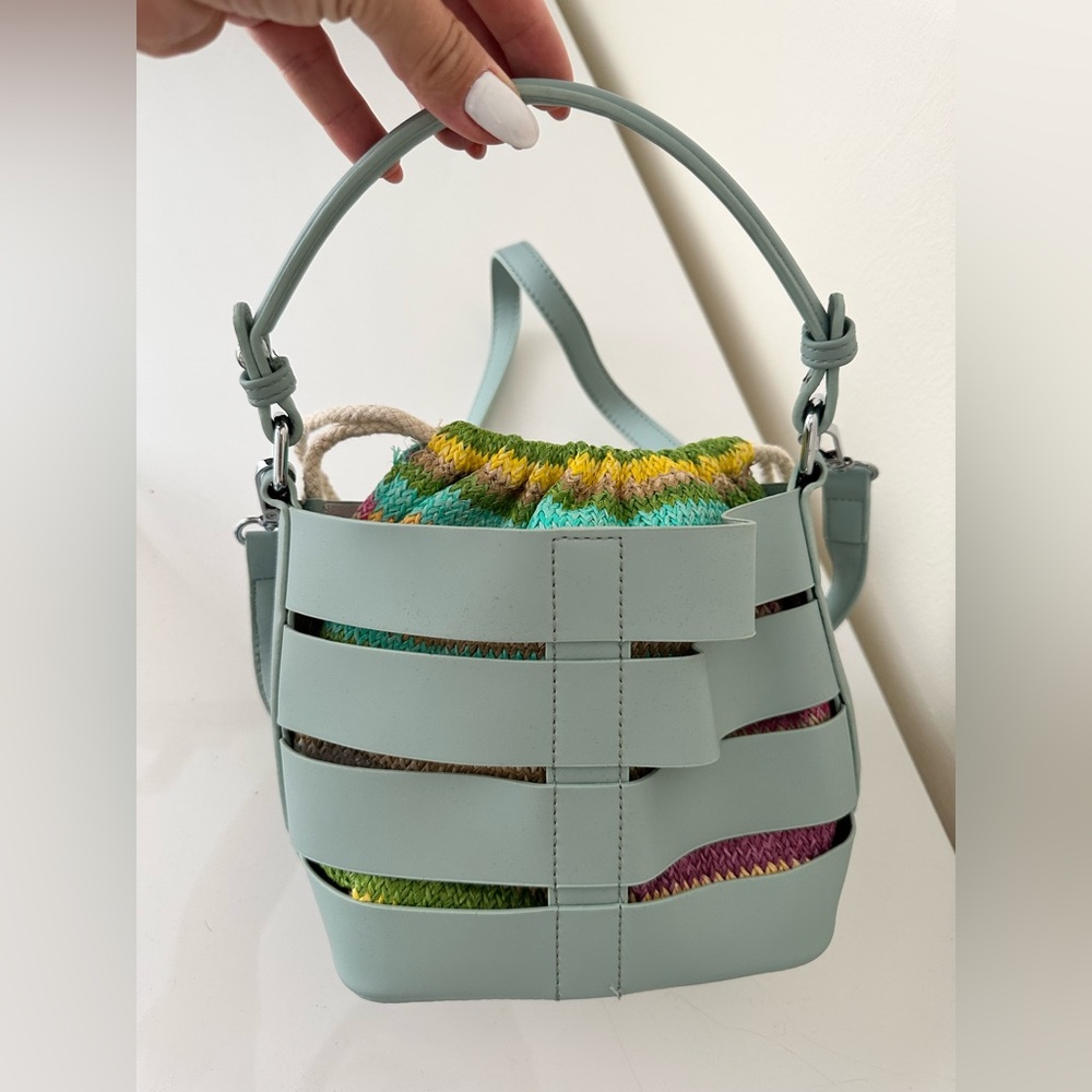 bright summer handbag of excellent quality, never tried (6)